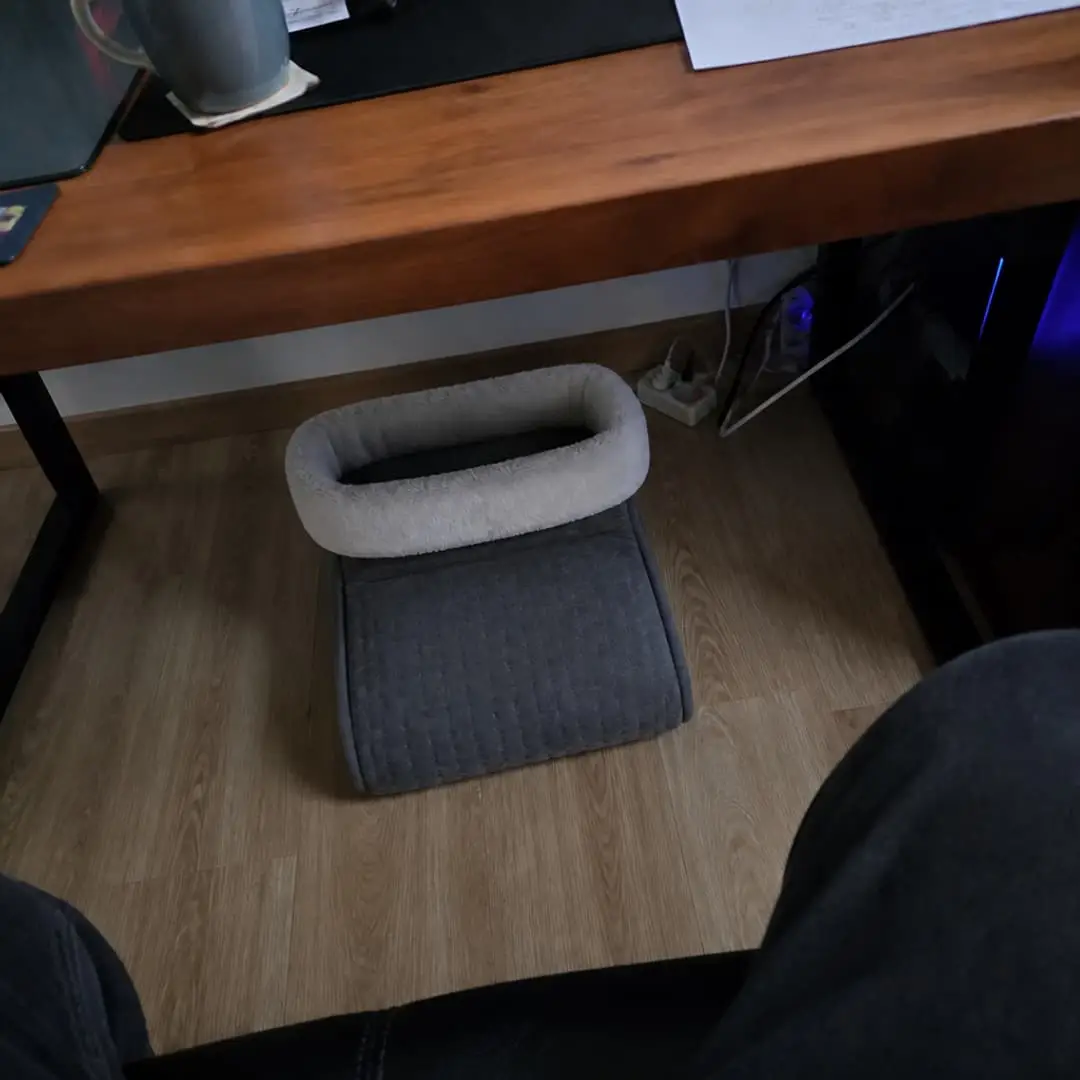 Bajo el escritorio en home office